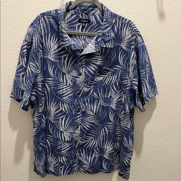 croft & barrow Other - Croft & Barrow Men's Blue and White Palm Print Shirt